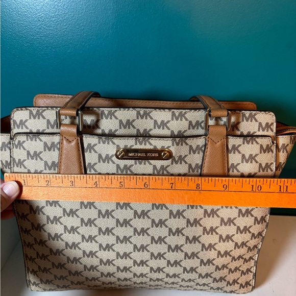 Michael Kors Tan and Cream Signature Tote Bag Purse - Picture 9 of 13